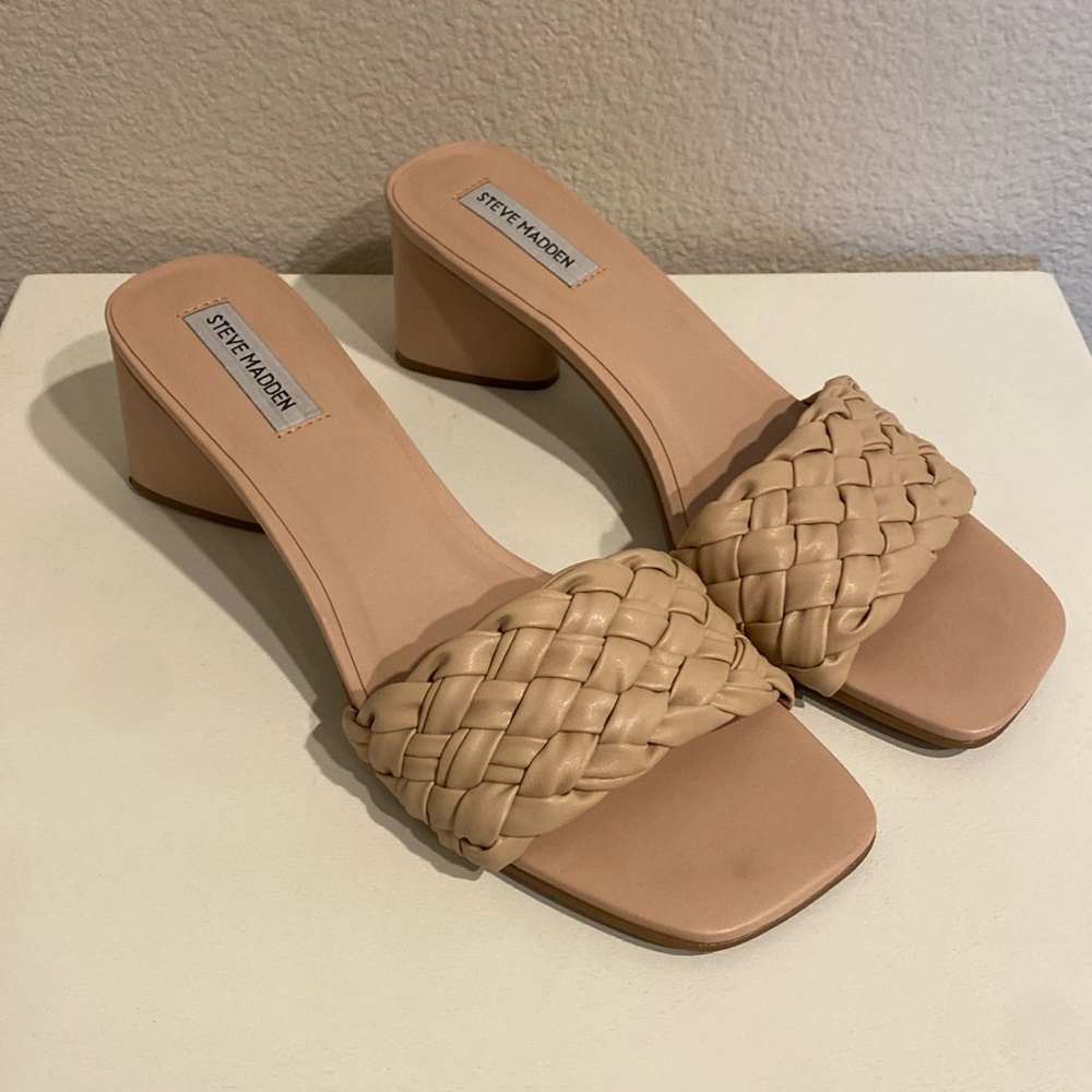 NWOT Tan Steve Madden slides.